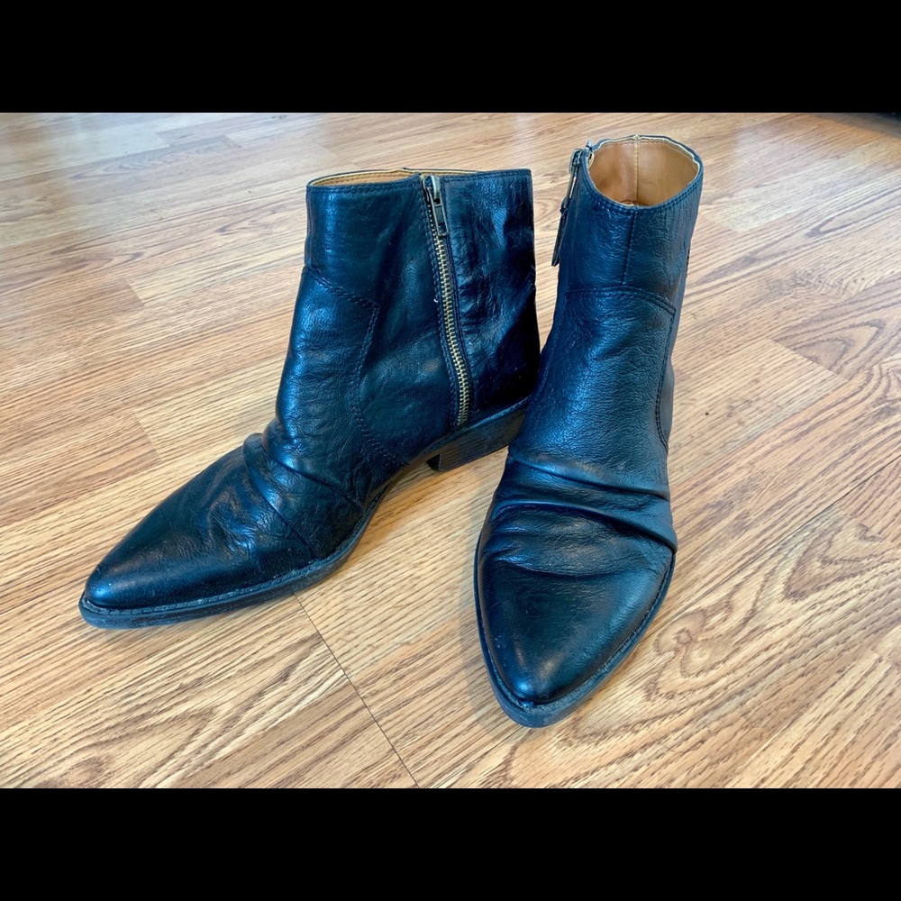 Nine West Black Leather ankle booties!